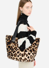 Carica l'immagine nel visualizzatore di Gallery, Borsa hobo grande in pelliccia sintetica