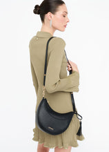 Carica l'immagine nel visualizzatore di Gallery, Borsa a spalla media con charm