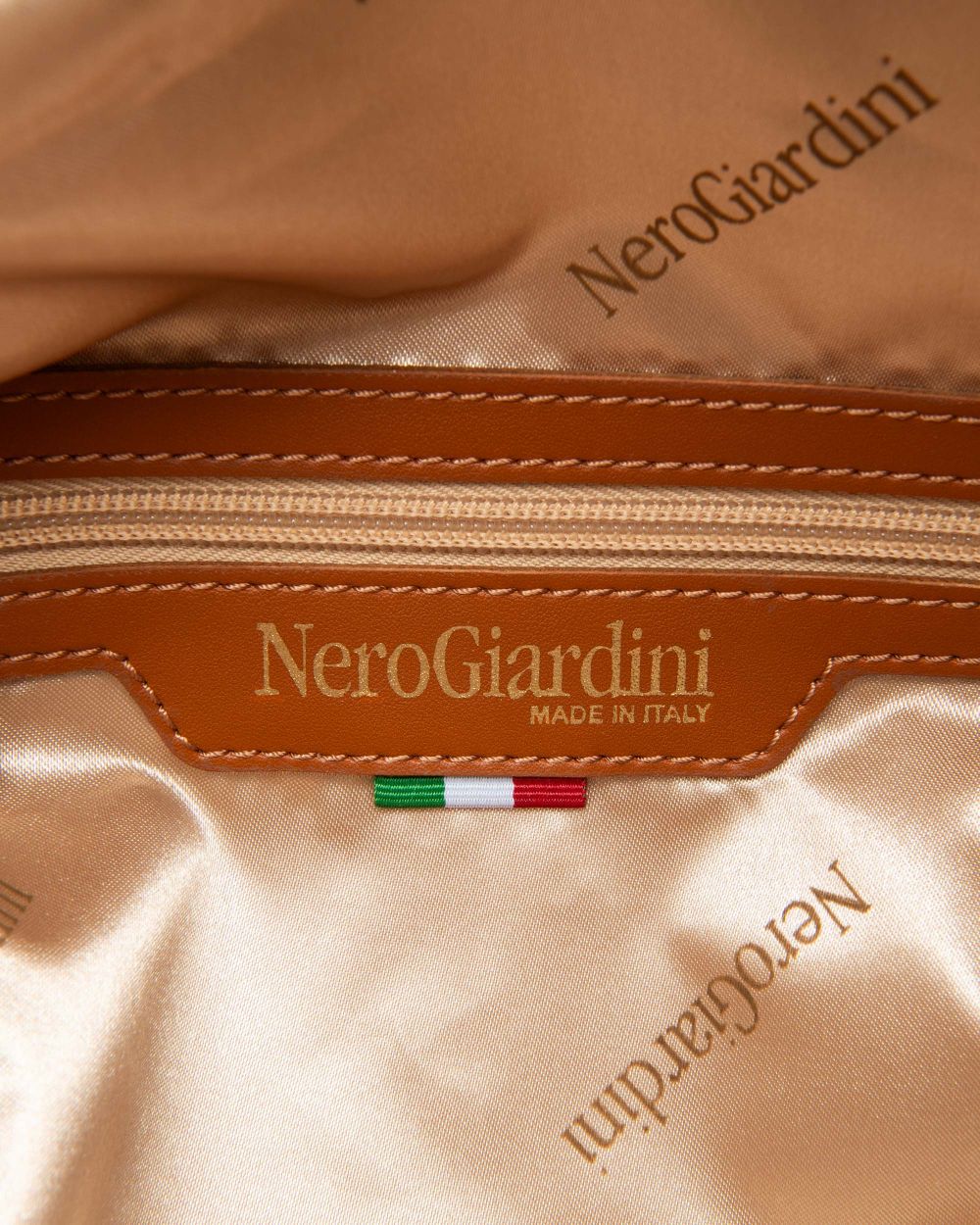 E644241D_400 Borsa a Spalla da Donna in Materiale Tecnico NeroGiardini