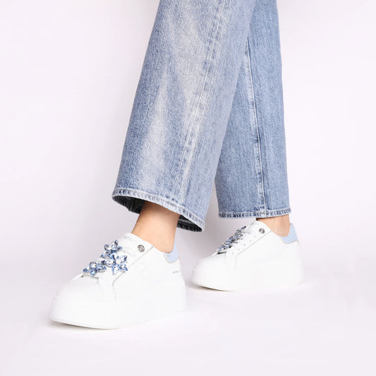 Sneaker Clara in pelle con fiori in strass colore bianco/azzurro Tosca Blu