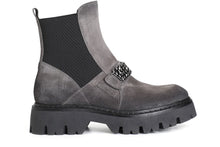 Carica l'immagine nel visualizzatore di Gallery, tronchetto da donna con elastico in pelle scamosciata con accessorio asfalto