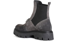 Carica l'immagine nel visualizzatore di Gallery, tronchetto da donna con elastico in pelle scamosciata con accessorio asfalto