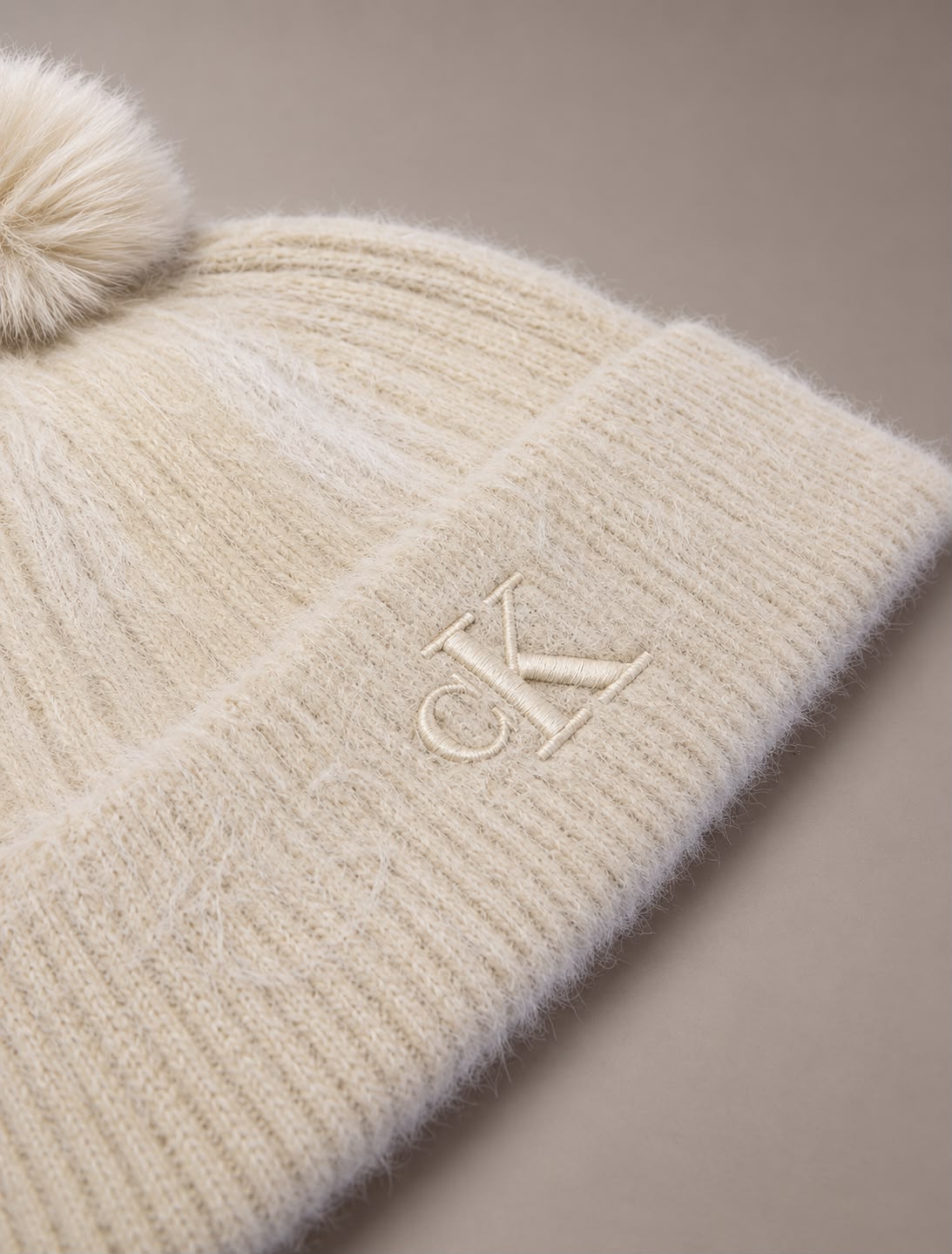 Berretto morbido con pompon Calvin Klein light hay