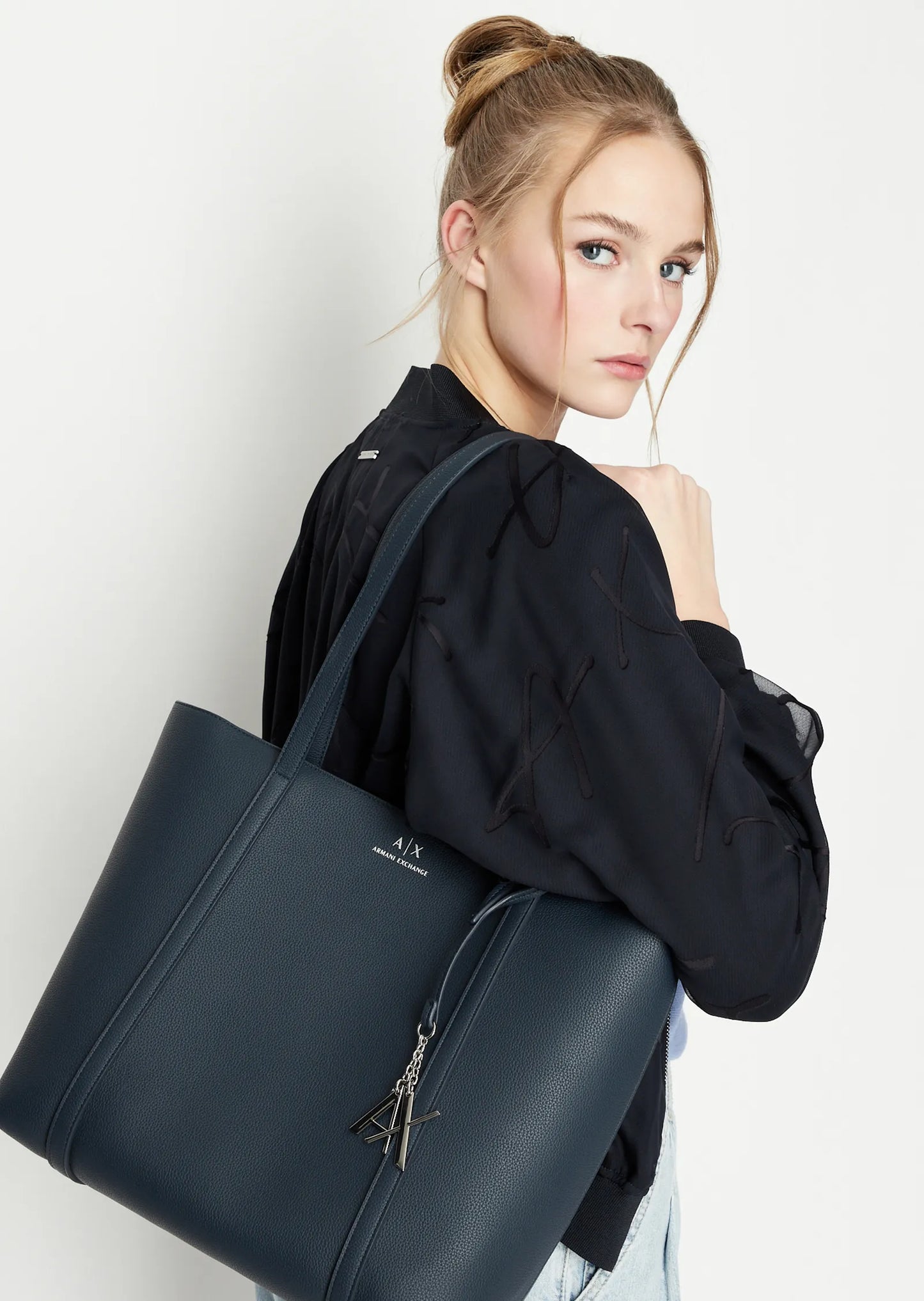 Shopping bag con doppi manici e charm logo