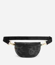 Carica l&#39;immagine nel visualizzatore di Gallery, Art.C S033 6900 Geo Soft Black maxi marsupio
