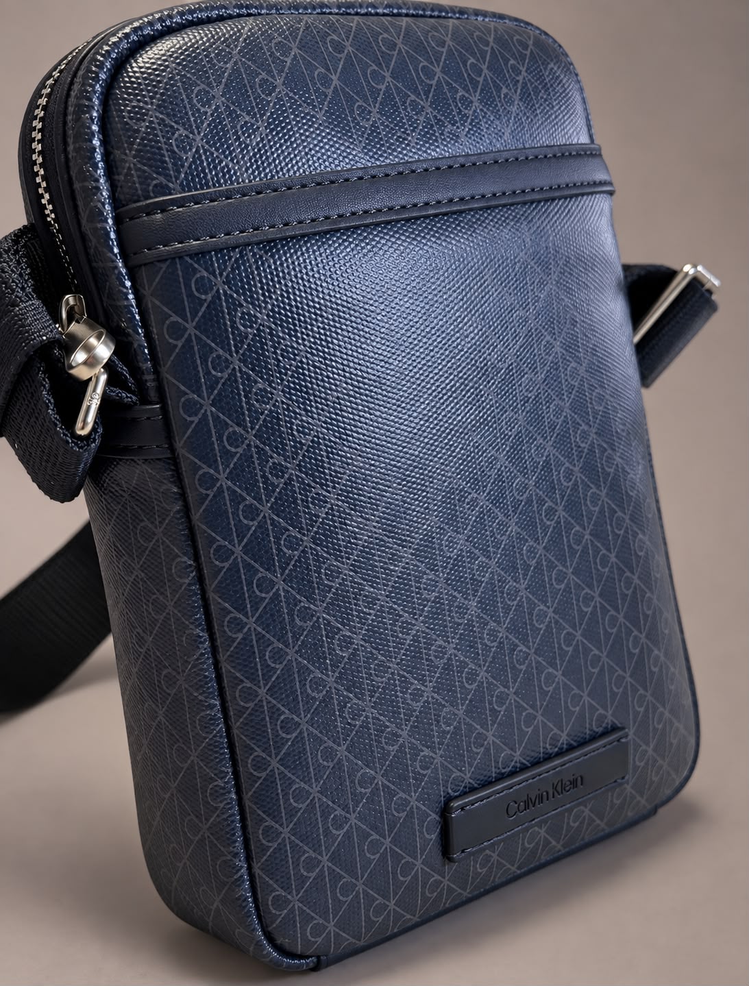 Borsa reporter logata Calvin Klein Blue Nights