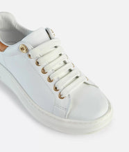 Carica l&#39;immagine nel visualizzatore di Gallery, Sneakers in pelle liscia con dettagli in nappa Bianche

