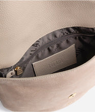 Carica l&#39;immagine nel visualizzatore di Gallery, Wild Leather sottospalla con patta Greige

