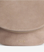 Carica l&#39;immagine nel visualizzatore di Gallery, Wild Leather sottospalla con patta Greige
