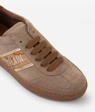 Carica l&#39;immagine nel visualizzatore di Gallery, Sneaker in pelle scamosciata con banda 1ᴬ Classe Greige
