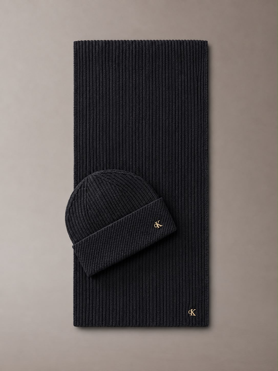 Set regalo sciarpa e berretto in misto lana Calvin Klein Black