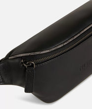 Carica l&#39;immagine nel visualizzatore di Gallery, Belt bag in pelle nera
