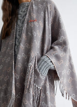 Carica l&#39;immagine nel visualizzatore di Gallery, Poncho con logo jacquard
