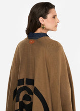 Carica l&#39;immagine nel visualizzatore di Gallery, Poncho con logo e frange
