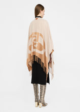 Carica l&#39;immagine nel visualizzatore di Gallery, Poncho con logo e frange
