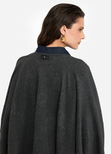 Carica l&#39;immagine nel visualizzatore di Gallery, Poncho con logo e frange
