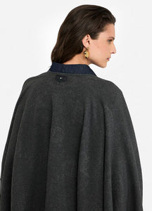 Poncho con logo e frange
