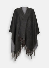 Carica l&#39;immagine nel visualizzatore di Gallery, Poncho con logo e frange
