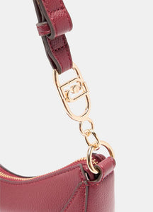 Borsa a spalla media con charm