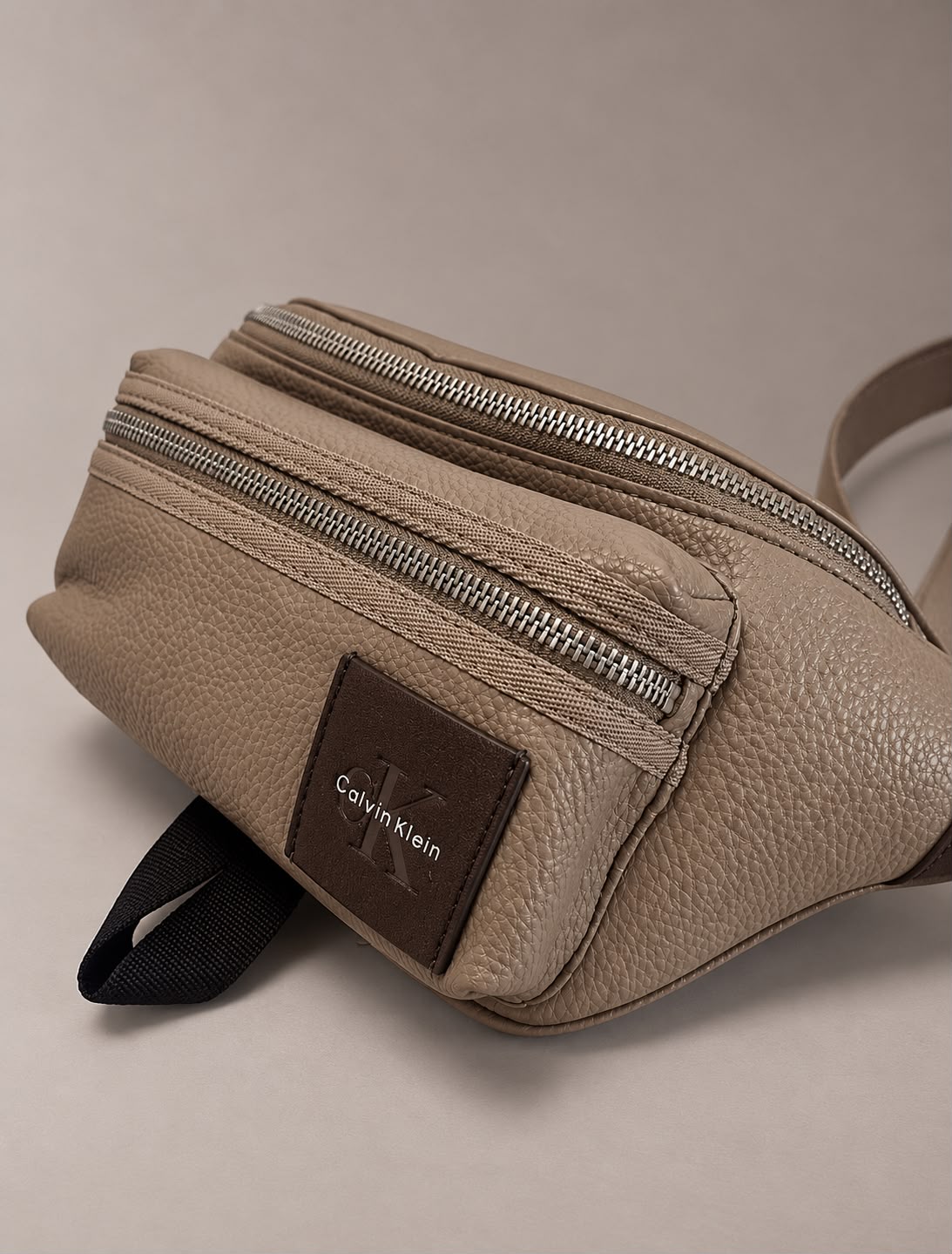 Marsupio in pelle martellata con logo Calvin Klein Desert Taupe