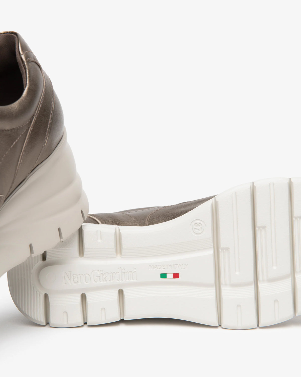 NeroGiardini Sneakers da donna in pelle e tessuto tecnico I617401D-322