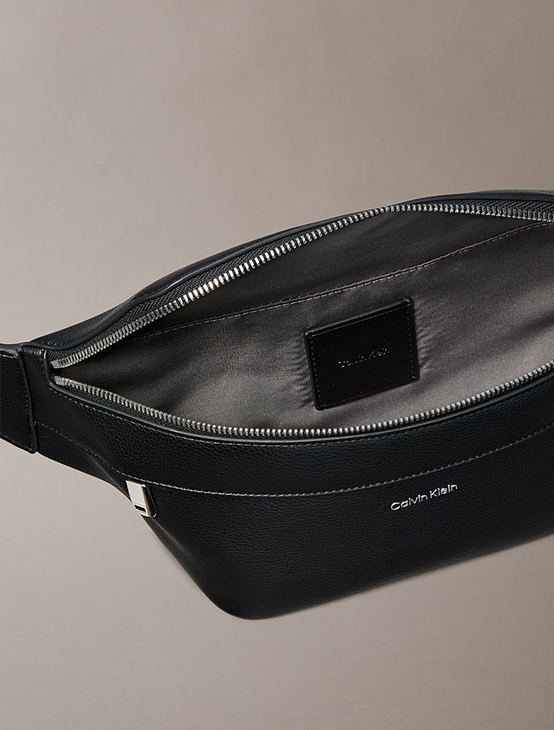 Marsupio in pelle micro martellata Calvin Klein black