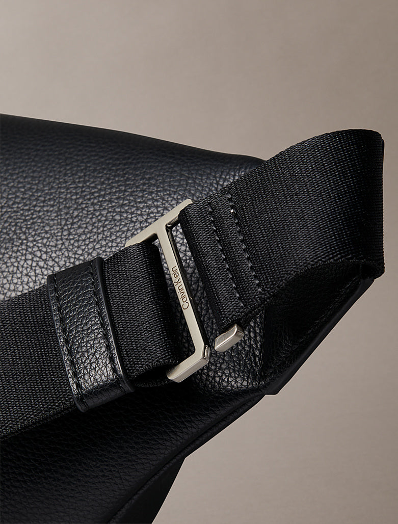 Marsupio in pelle micro martellata Calvin Klein black