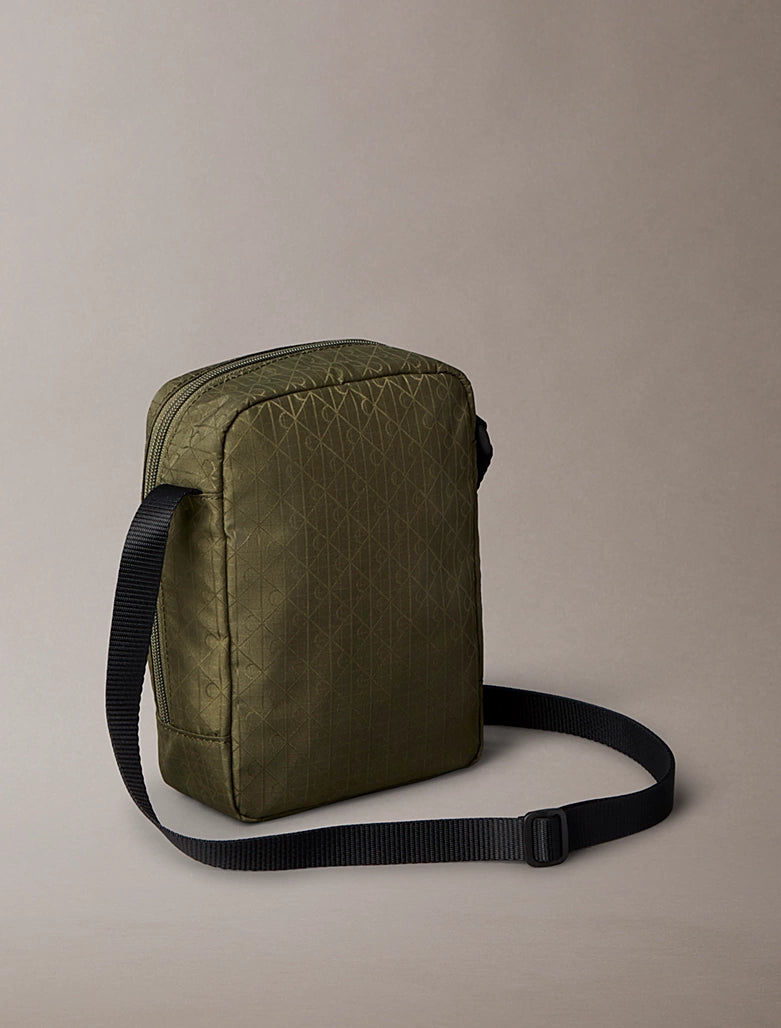 Borsa a tracolla impermeabile Calvin Klein olive night