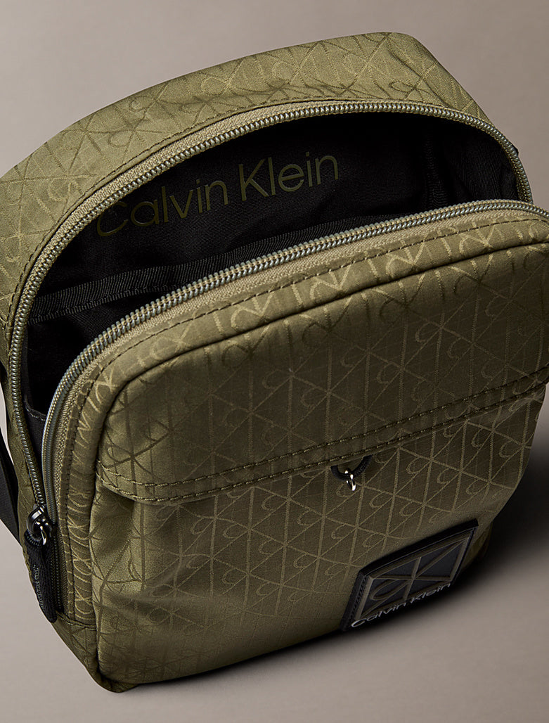 Borsa a tracolla impermeabile Calvin Klein olive night