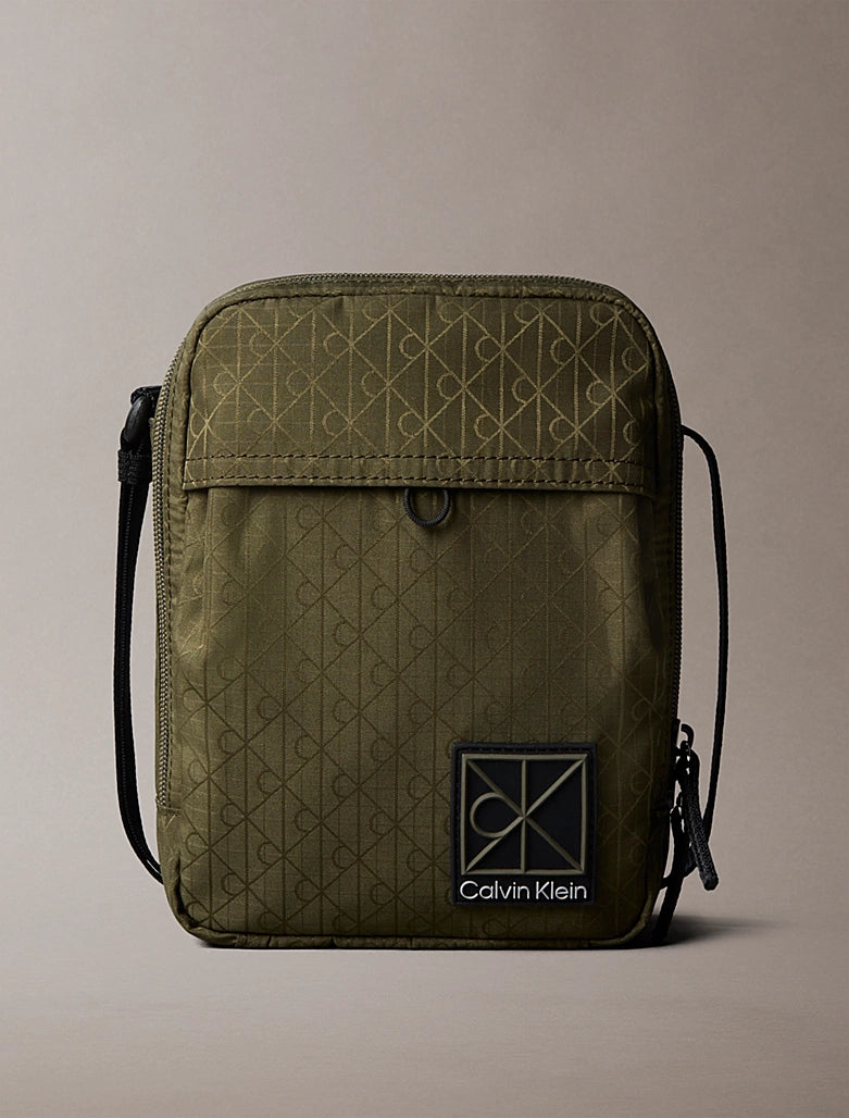 Borsa a tracolla impermeabile Calvin Klein olive night