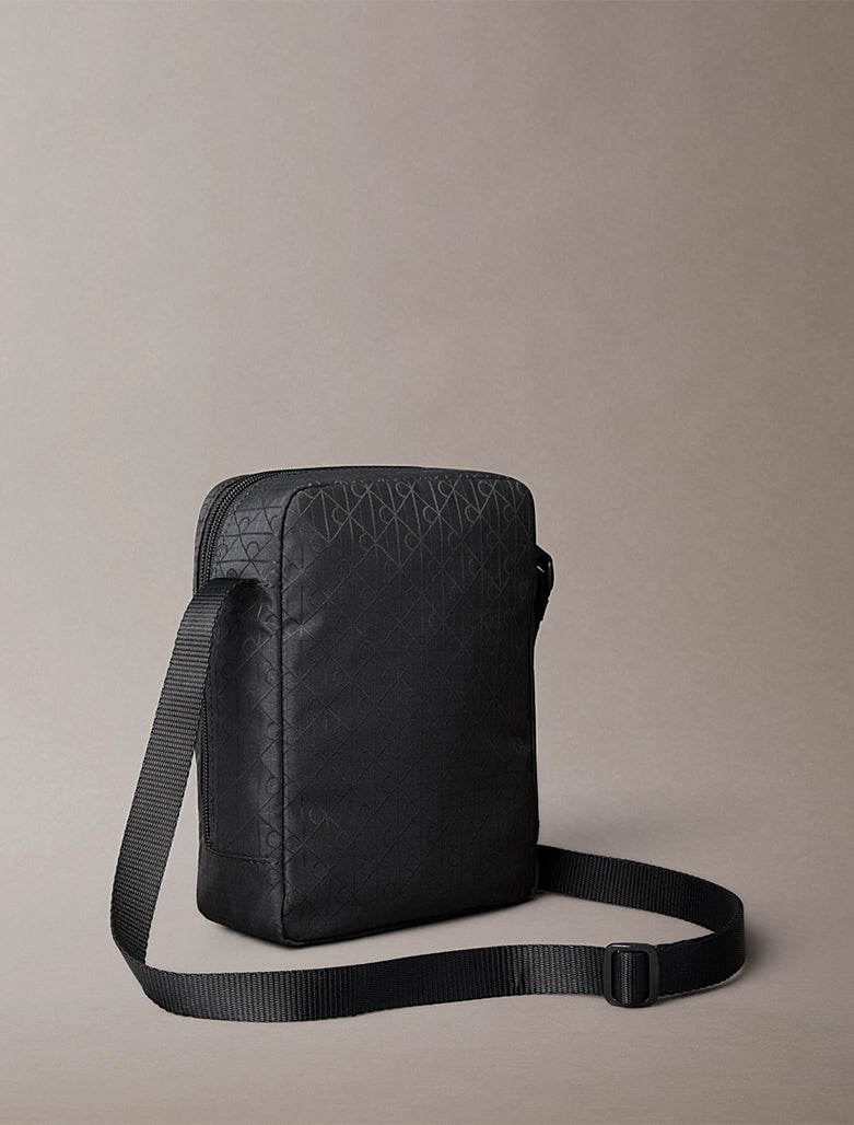 Borsa a tracolla impermeabile Calvin Klein Black