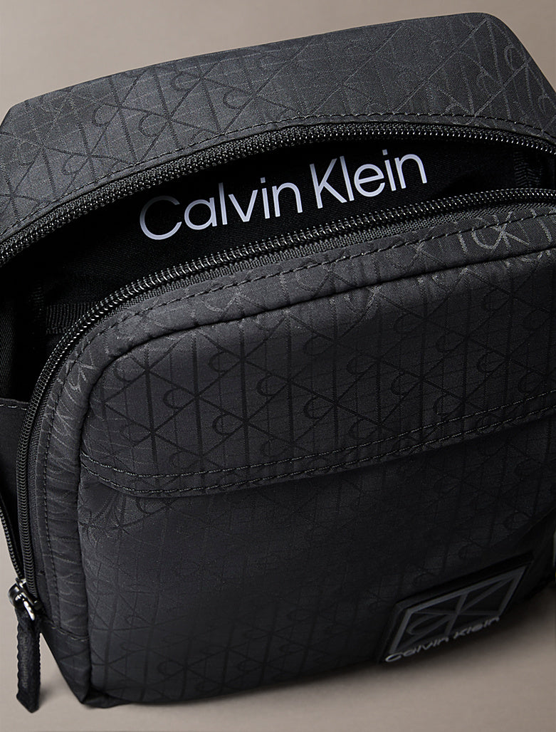 Borsa a tracolla impermeabile Calvin Klein Black