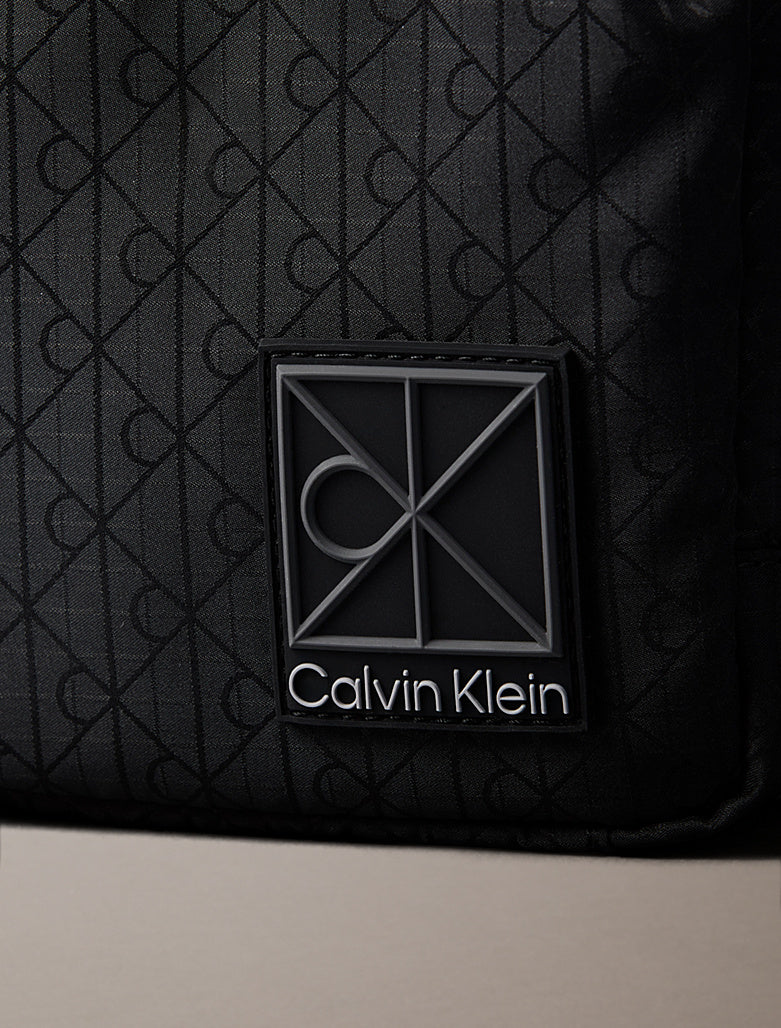 Borsa a tracolla impermeabile Calvin Klein Black