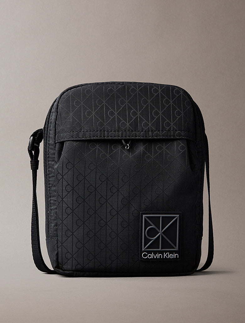 Borsa a tracolla impermeabile Calvin Klein Black
