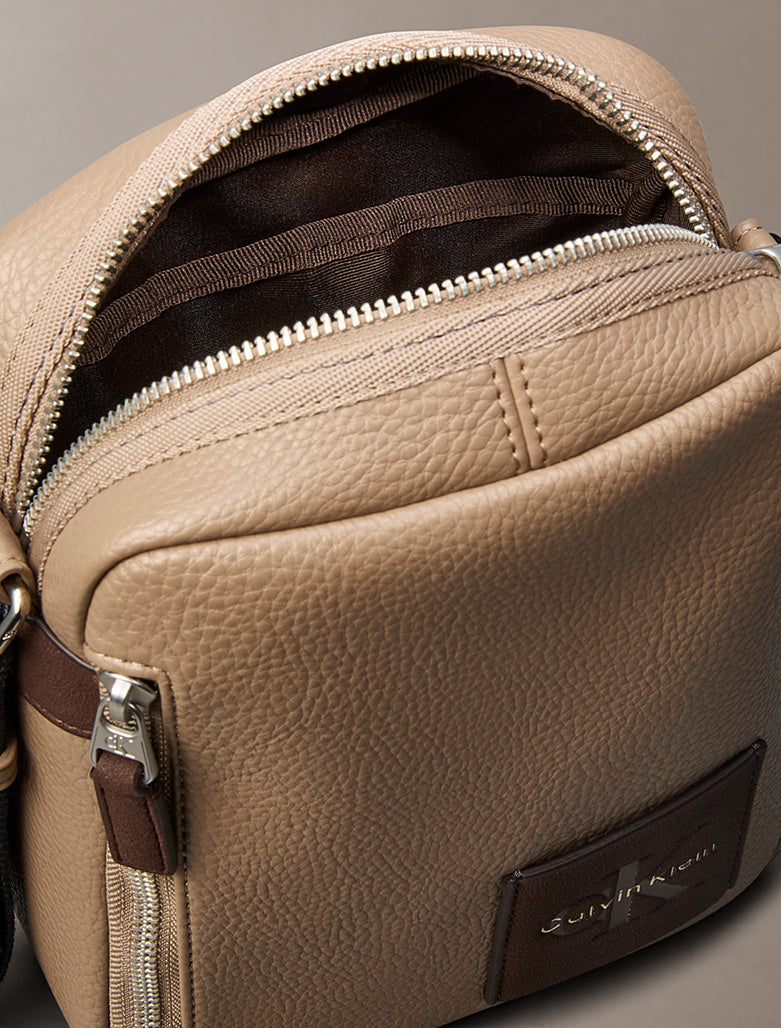 Borsa reporter monologo Kalvin Klein Desert Taupe