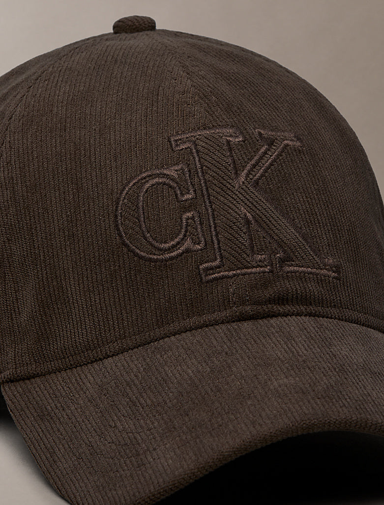 Cappellino in velluto a coste con logo ricamato Calvin Klein delicioso