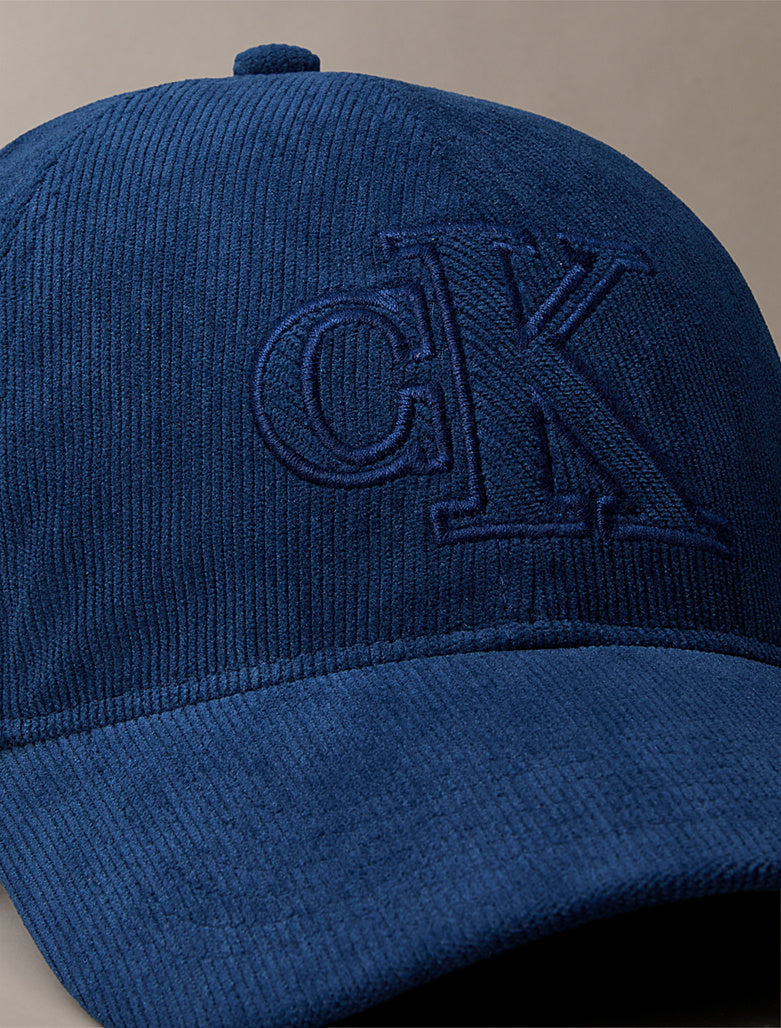 Cappellino in velluto a coste con logo ricamato Calvin Klein pageant blue