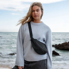 Carica l'immagine nel visualizzatore di Gallery, MOON BAG SMALL GOT BAG
