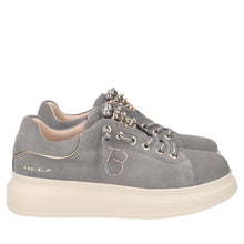 Carica l&#39;immagine nel visualizzatore di Gallery, Sneaker slip-on Chic in suede con perle colore grigio scuro
