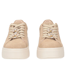 Carica l&#39;immagine nel visualizzatore di Gallery, Sneaker Dazzling in suede con fiore gioiello colore beige
