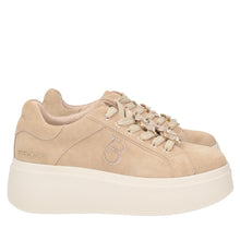 Carica l&#39;immagine nel visualizzatore di Gallery, Sneaker Dazzling in suede con fiore gioiello colore beige
