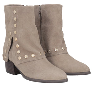 Stivaletto Giselle in suede con borchie colore fango