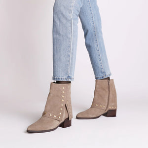 Stivaletto Giselle in suede con borchie colore fango