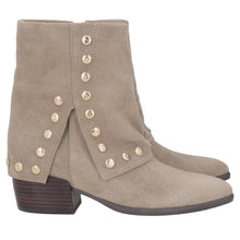 Carica l&#39;immagine nel visualizzatore di Gallery, Stivaletto Giselle in suede con borchie colore fango
