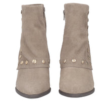 Carica l&#39;immagine nel visualizzatore di Gallery, Stivaletto Giselle in suede con borchie colore fango
