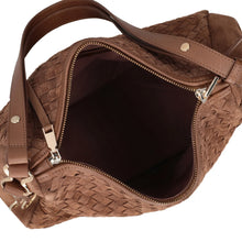 Carica l&#39;immagine nel visualizzatore di Gallery, Borsa a spalla Susan intrecciata in suede colore cognac
