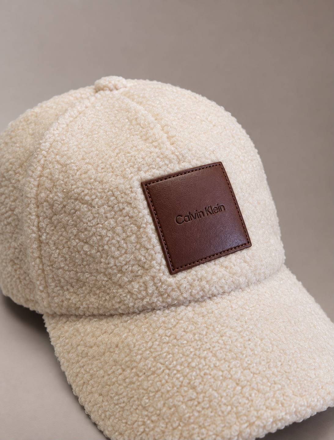 Cappello in sherpa con logo Kalvin Klein birch